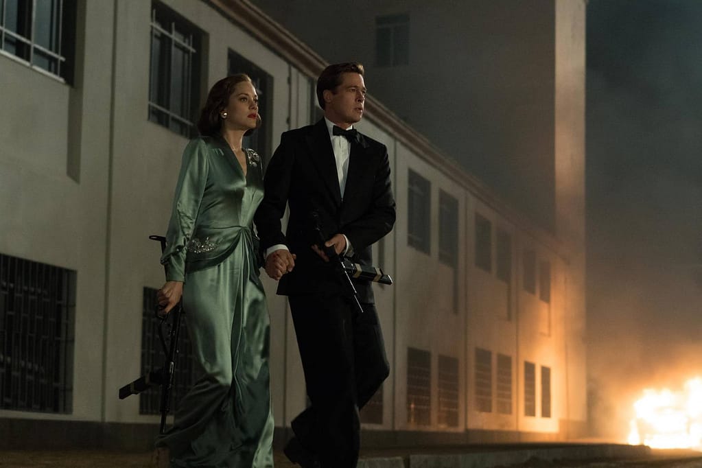 Brad Pitt et Marion Cotillard, en tenue de soirée et armés, dans une scène nocturne du film Alliés (Allied, 2016) de Robert Zemeckis